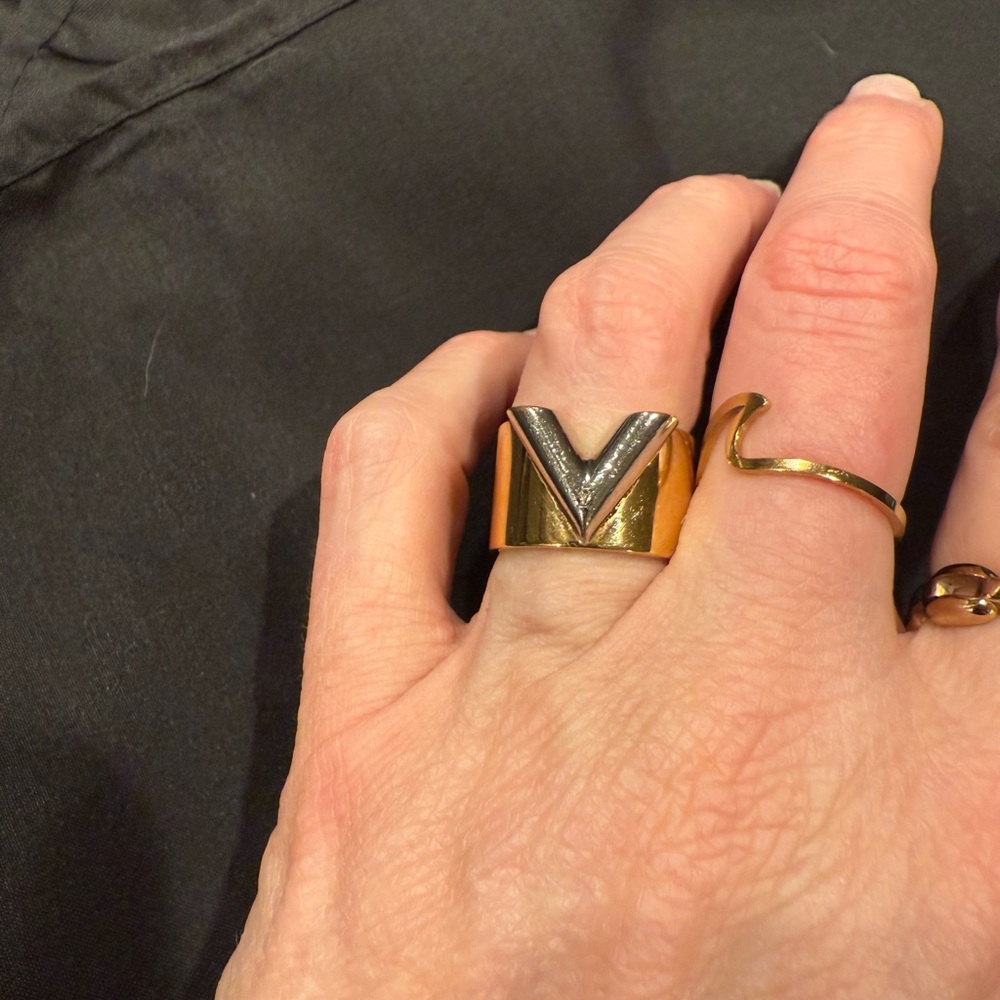 Louis Vuitton Essential V Ring Size 7/M - Picture 7 of 16
